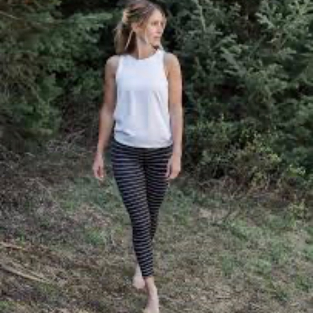 Zyia Large Black & white striped 7/8 Leggings NWT